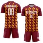 Benutzerdefiniertes purpurrotes weiß-goldenes Sublimations-Fußballtrikot in Zickzack-Form Benutzerdefiniertes purpurrotes weiß-goldenes Sublimations-Fußballtrikot in Zickzack-Form