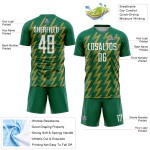 Benutzerdefinierte Kelly Green Weiß-Altgold Zickzack Form Sublimation Fußball Uniform Trikot