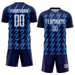 Benutzerdefiniertes Marineblaues, weiß-puderblaues Sublimations-Fußballtrikot in Zickzack-Form