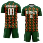 Benutzerdefinierte grün weiß-orange Zickzack-Form Sublimation Fußball Uniform Trikot